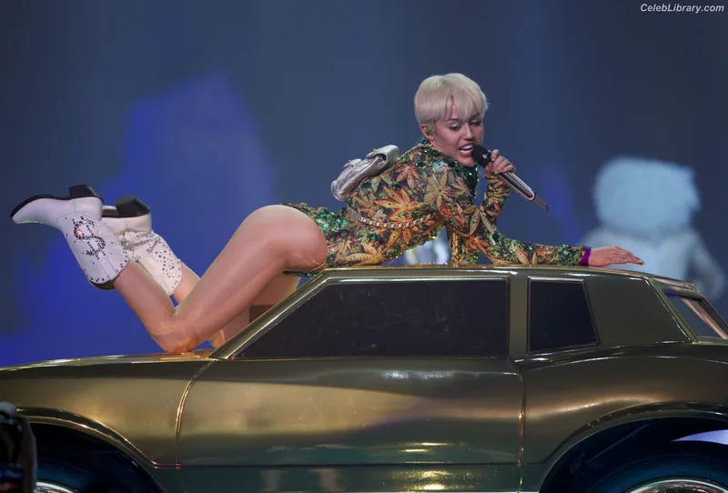 Miley Cyrus photo 8 of 2351