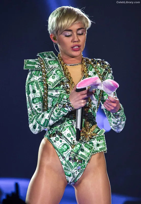 Miley Cyrus photo 9 of 2351