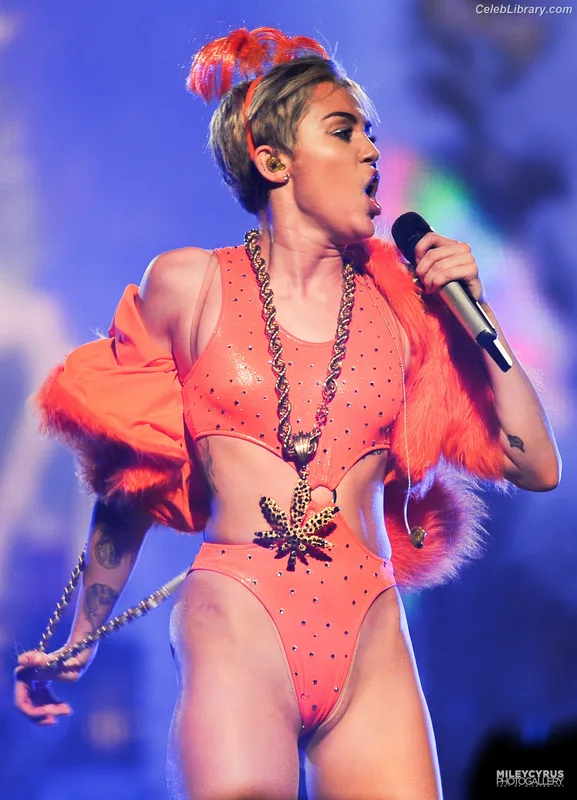 Miley Cyrus photo 12 of 2351