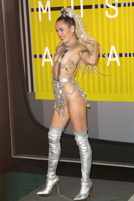 Miley Cyrus photo 16 of 2351