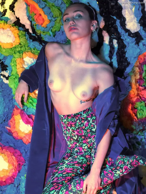 Miley Cyrus photo 23 of 2351