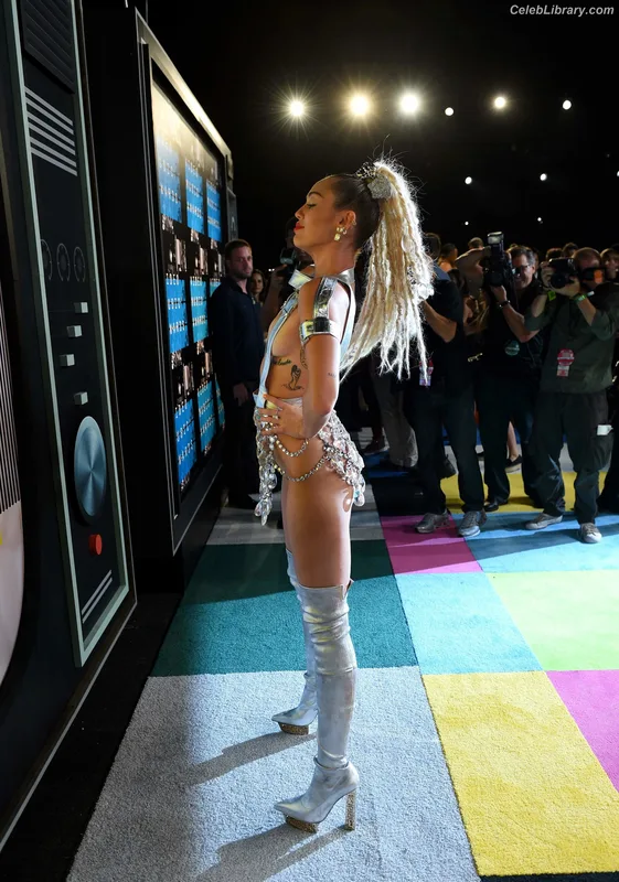 Miley Cyrus photo 14 of 2351