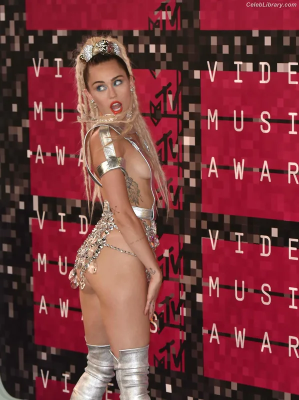 Miley Cyrus photo 17 of 2351