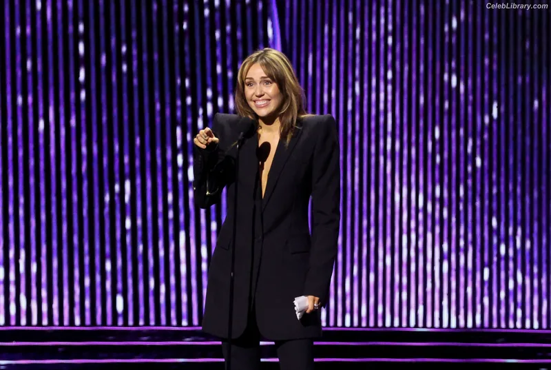 Miley Cyrus photo 10 of 2351