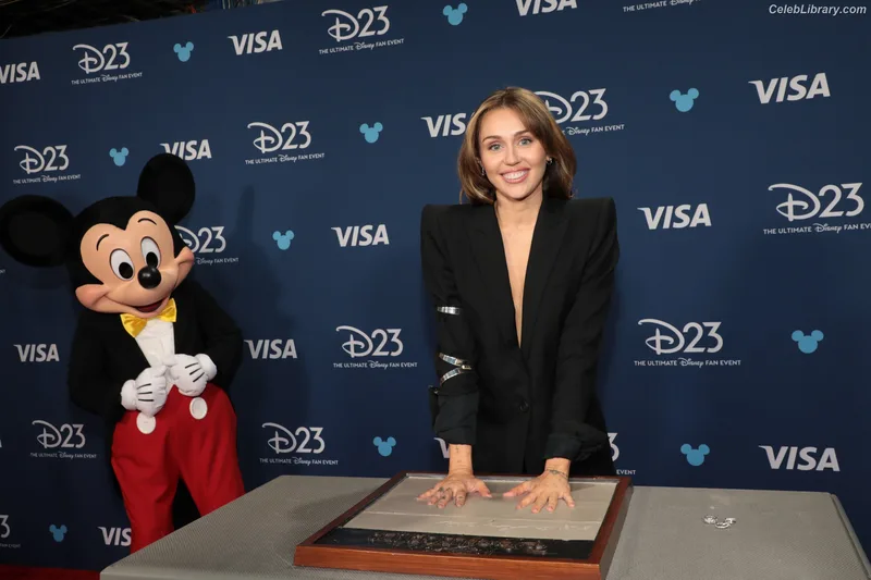 Miley Cyrus photo 1 of 2351