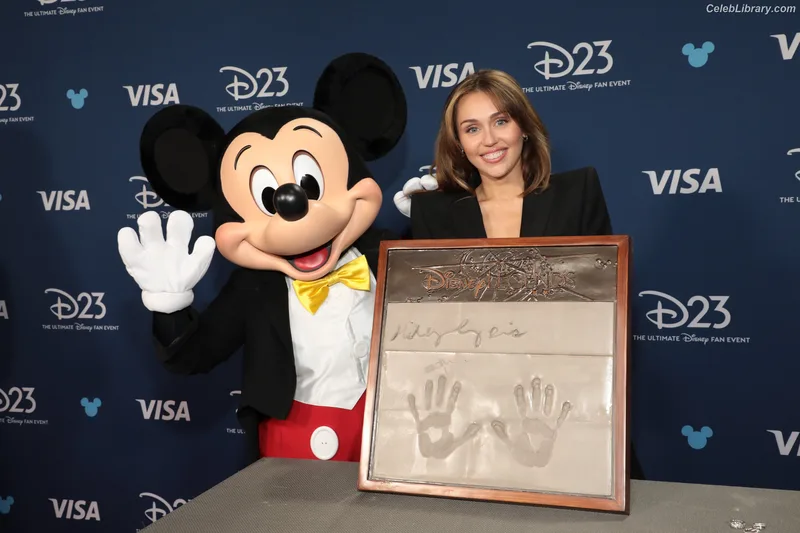 Miley Cyrus photo 2 of 2351