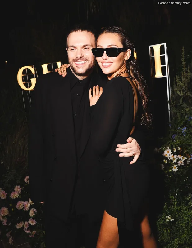 Miley Cyrus photo 9 of 2351