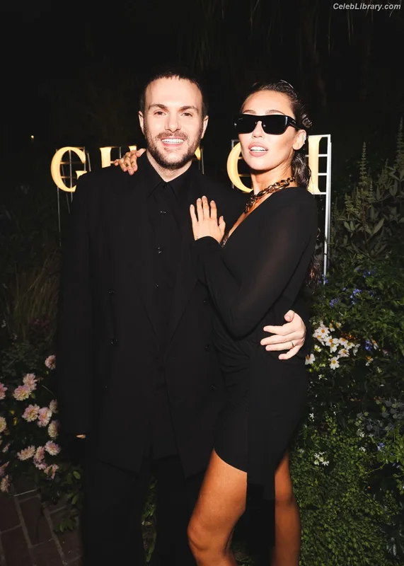 Miley Cyrus photo 10 of 2351