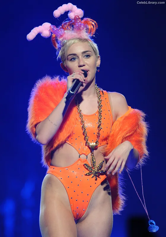 Miley Cyrus photo 6 of 2351