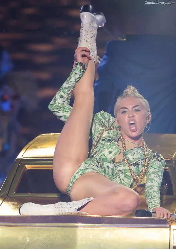 Miley Cyrus photo 14 of 2351