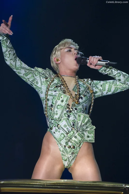 Miley Cyrus photo 15 of 2351
