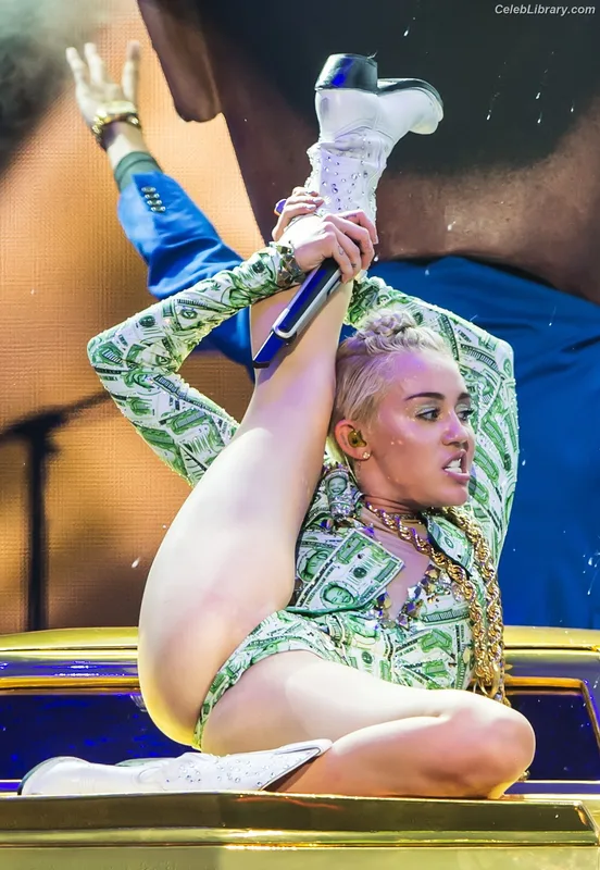 Miley Cyrus photo 20 of 2351
