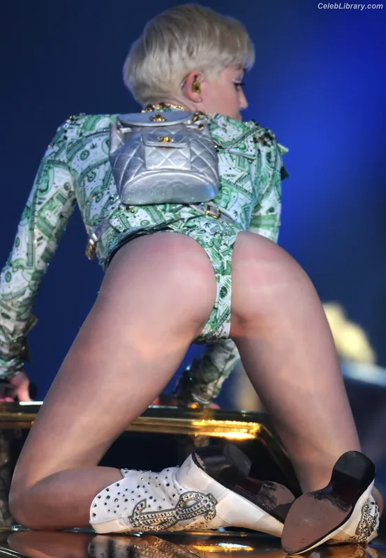 Miley Cyrus photo 21 of 2351