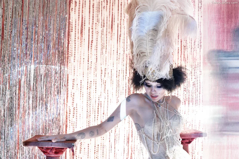 Miley Cyrus photo 15 of 2351
