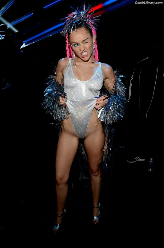 Miley Cyrus photo 22 of 2351