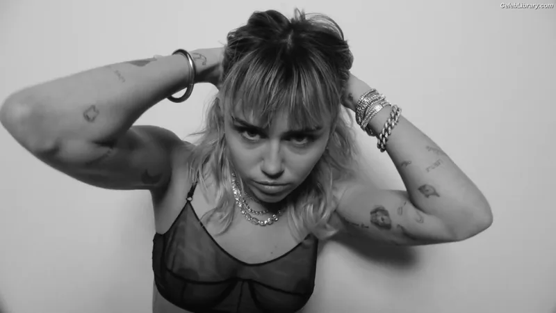 Miley Cyrus photo 2 of 2351