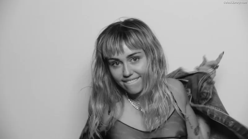 Miley Cyrus photo 3 of 2351