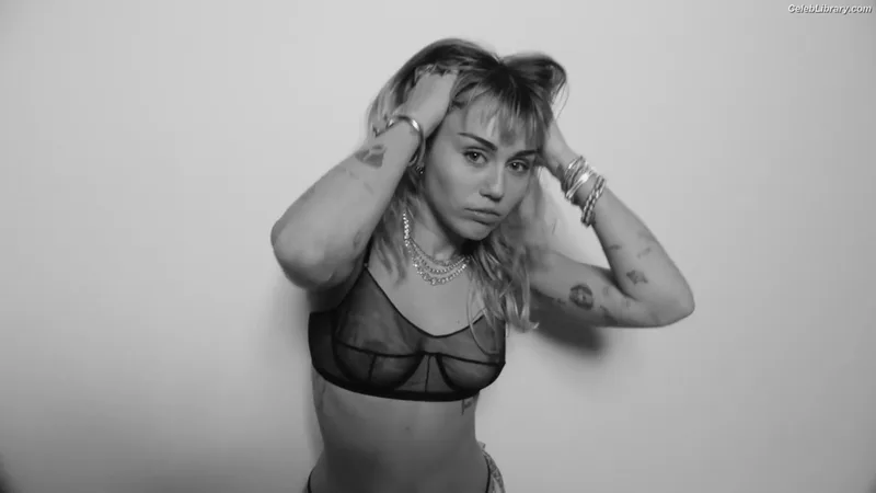 Miley Cyrus photo 4 of 2351