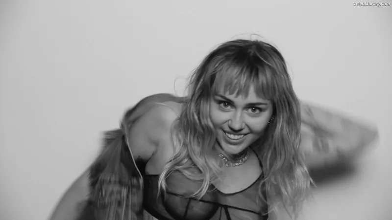 Miley Cyrus photo 5 of 2351