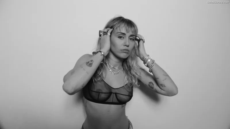 Miley Cyrus photo 7 of 2351