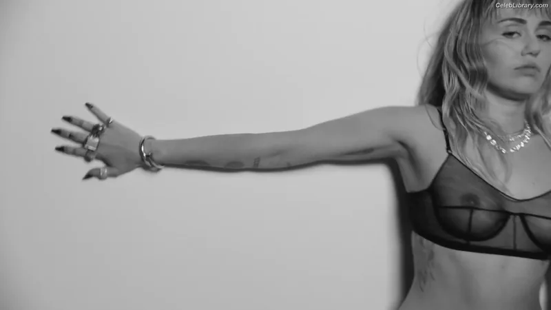 Miley Cyrus photo 8 of 2351
