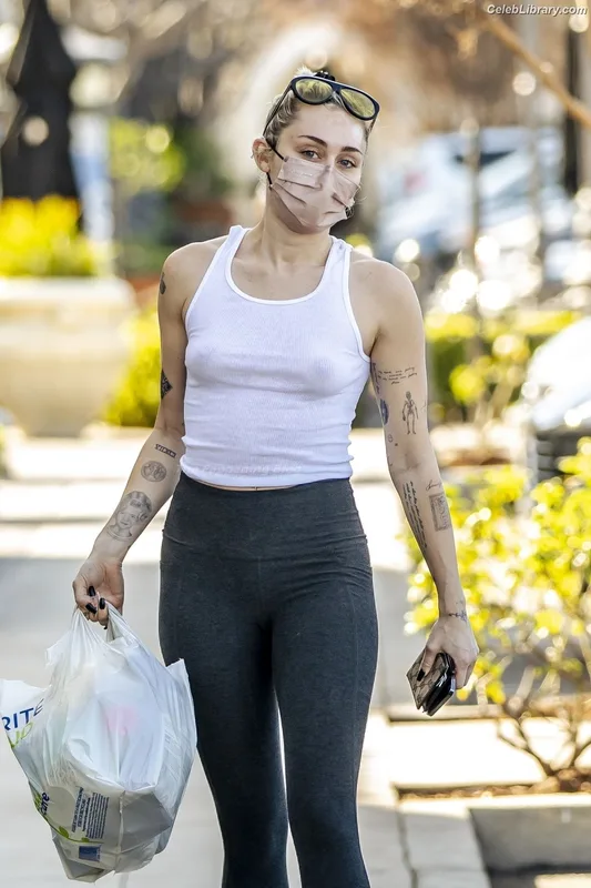 Miley Cyrus photo 13 of 2351