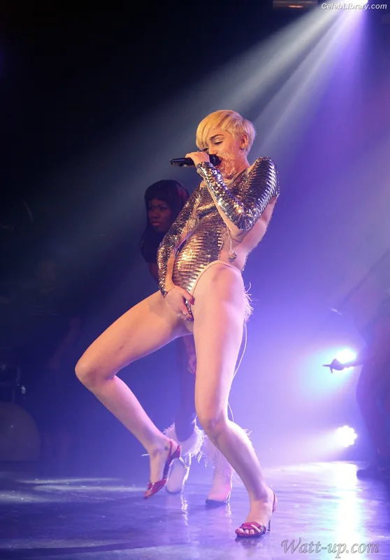 Miley Cyrus photo 20 of 2351