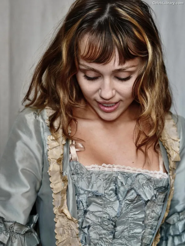 Miley Cyrus photo 6 of 2351