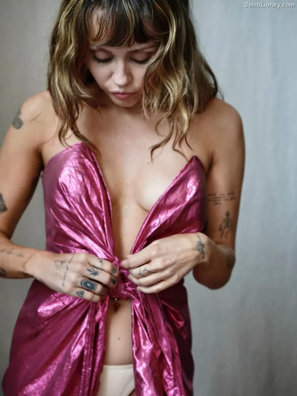 Miley Cyrus photo 7 of 2351