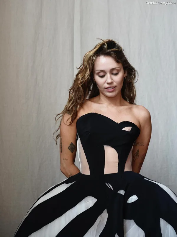 Miley Cyrus photo 9 of 2351
