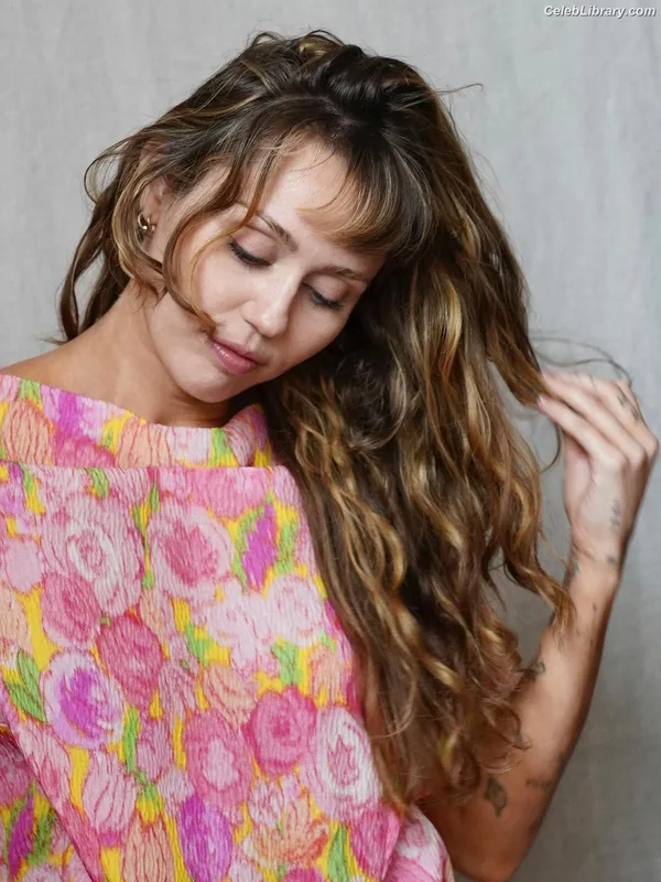 Miley Cyrus photo 12 of 2351