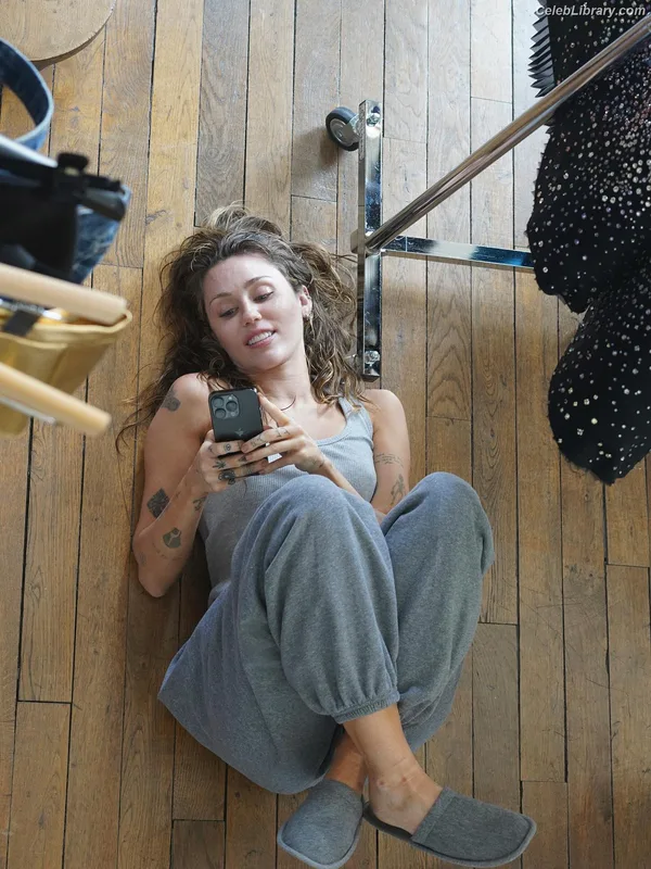 Miley Cyrus photo 13 of 2351