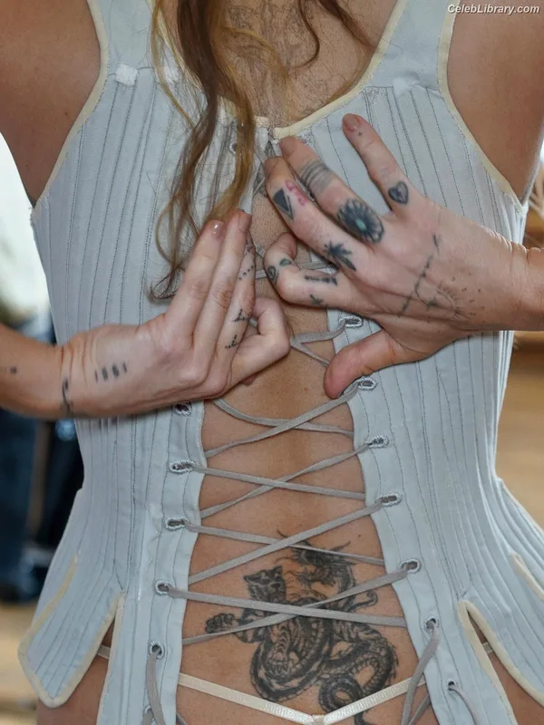 Miley Cyrus photo 14 of 2351
