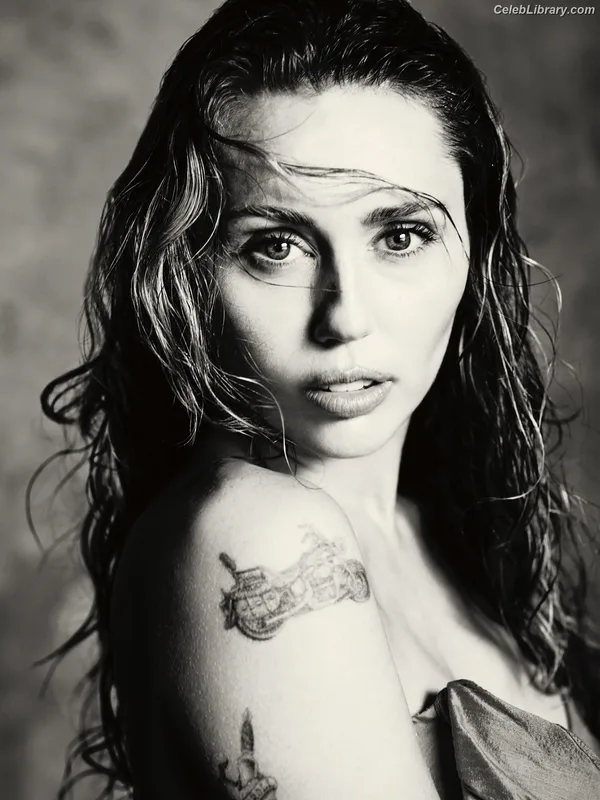 Miley Cyrus photo 16 of 2351