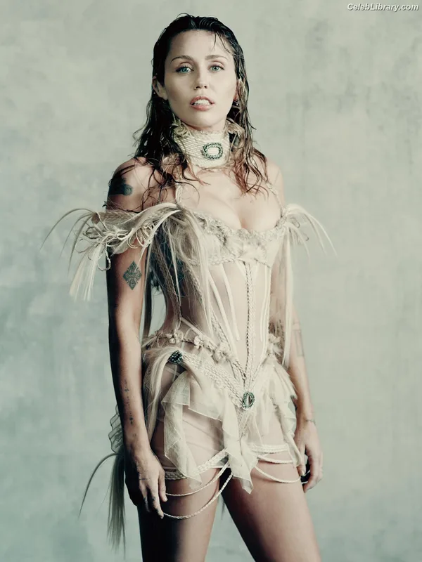 Miley Cyrus photo 18 of 2351