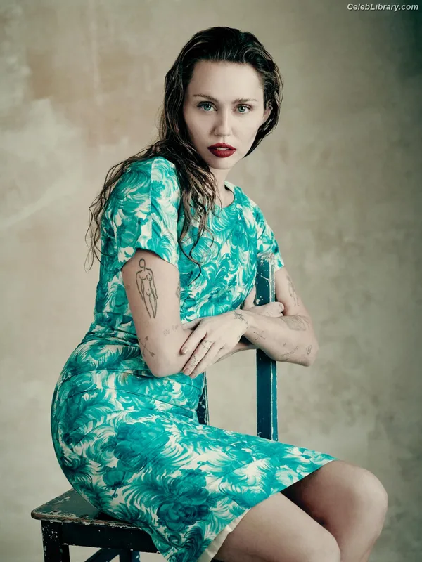 Miley Cyrus photo 21 of 2351