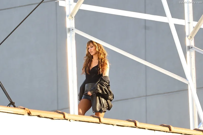 Miley Cyrus photo 2 of 2351