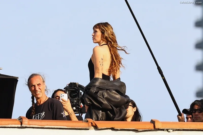 Miley Cyrus photo 4 of 2351
