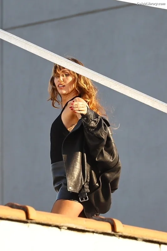 Miley Cyrus photo 7 of 2351