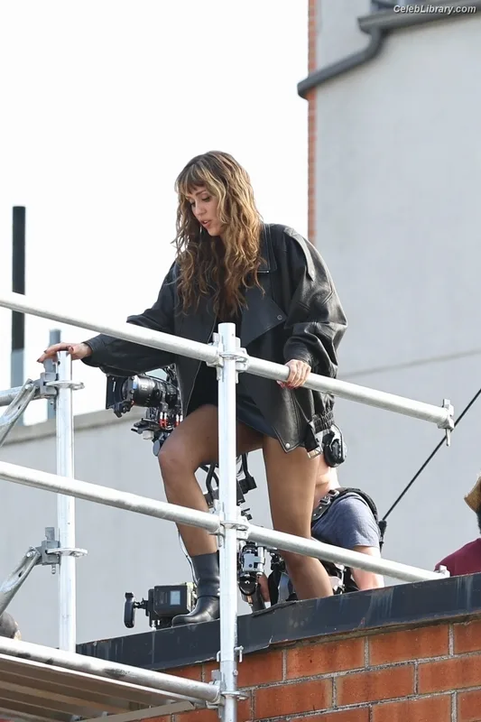 Miley Cyrus photo 18 of 2351