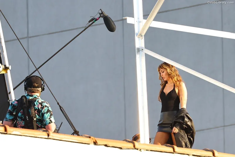 Miley Cyrus photo 1 of 2351