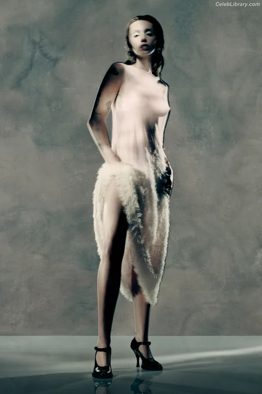 Miley Cyrus photo 17 of 2351