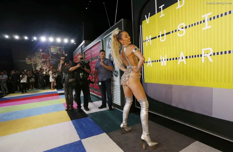 Miley Cyrus photo 22 of 2351