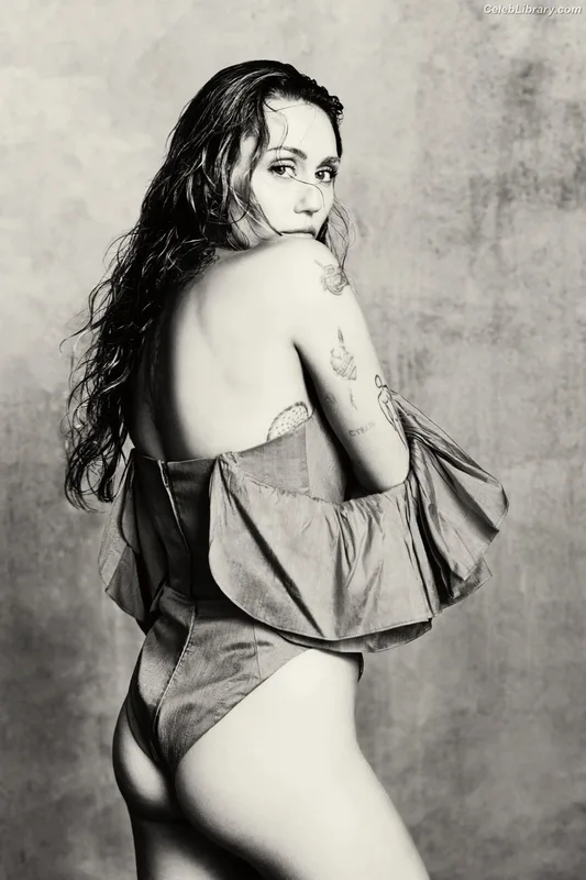 Miley Cyrus photo 23 of 2351