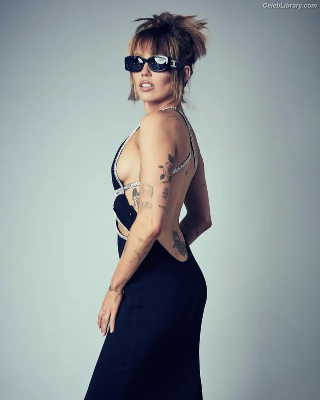 Miley Cyrus photo 2 of 2351