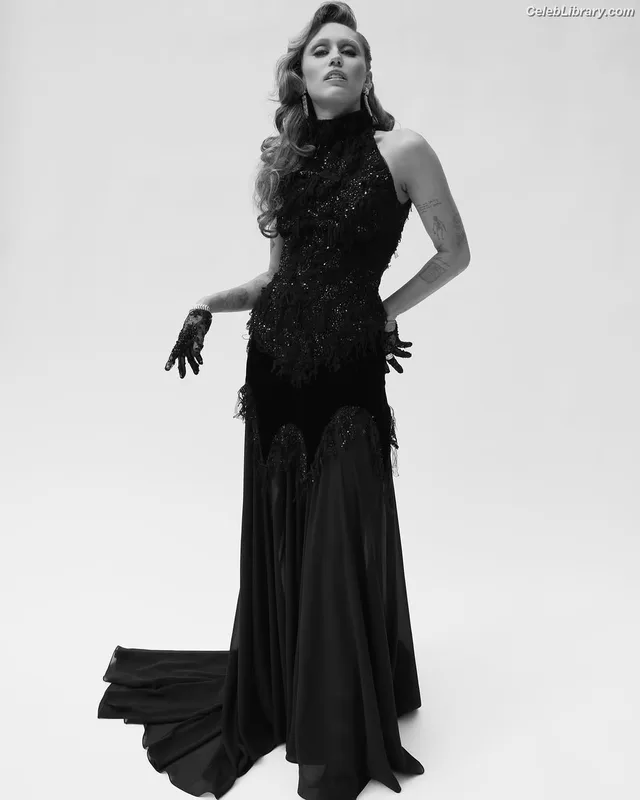 Miley Cyrus photo 3 of 2351