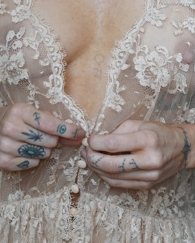 Miley Cyrus photo 19 of 2351