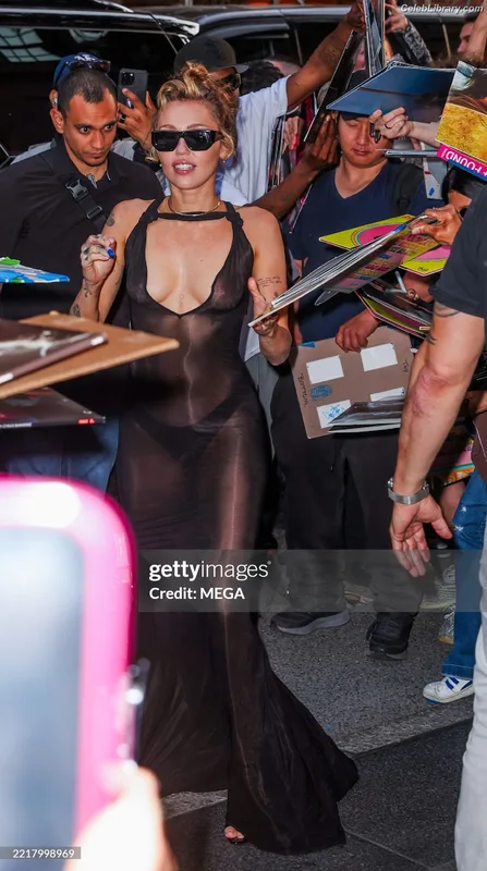 Miley Cyrus photo 3 of 2351