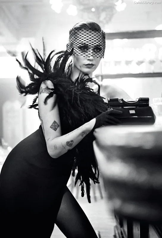 Miley Cyrus photo 5 of 2351