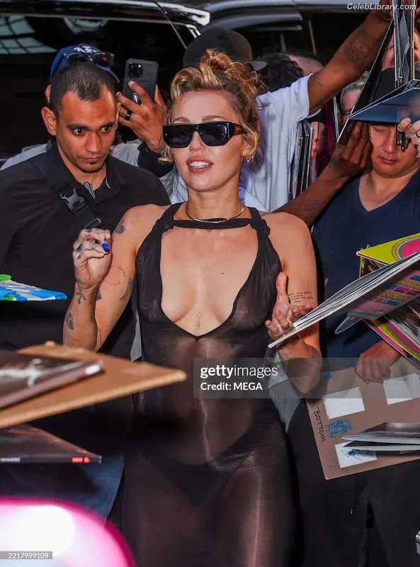 Miley Cyrus photo 16 of 2351